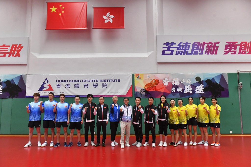 香港乒乓球队，教练球员整装待发。