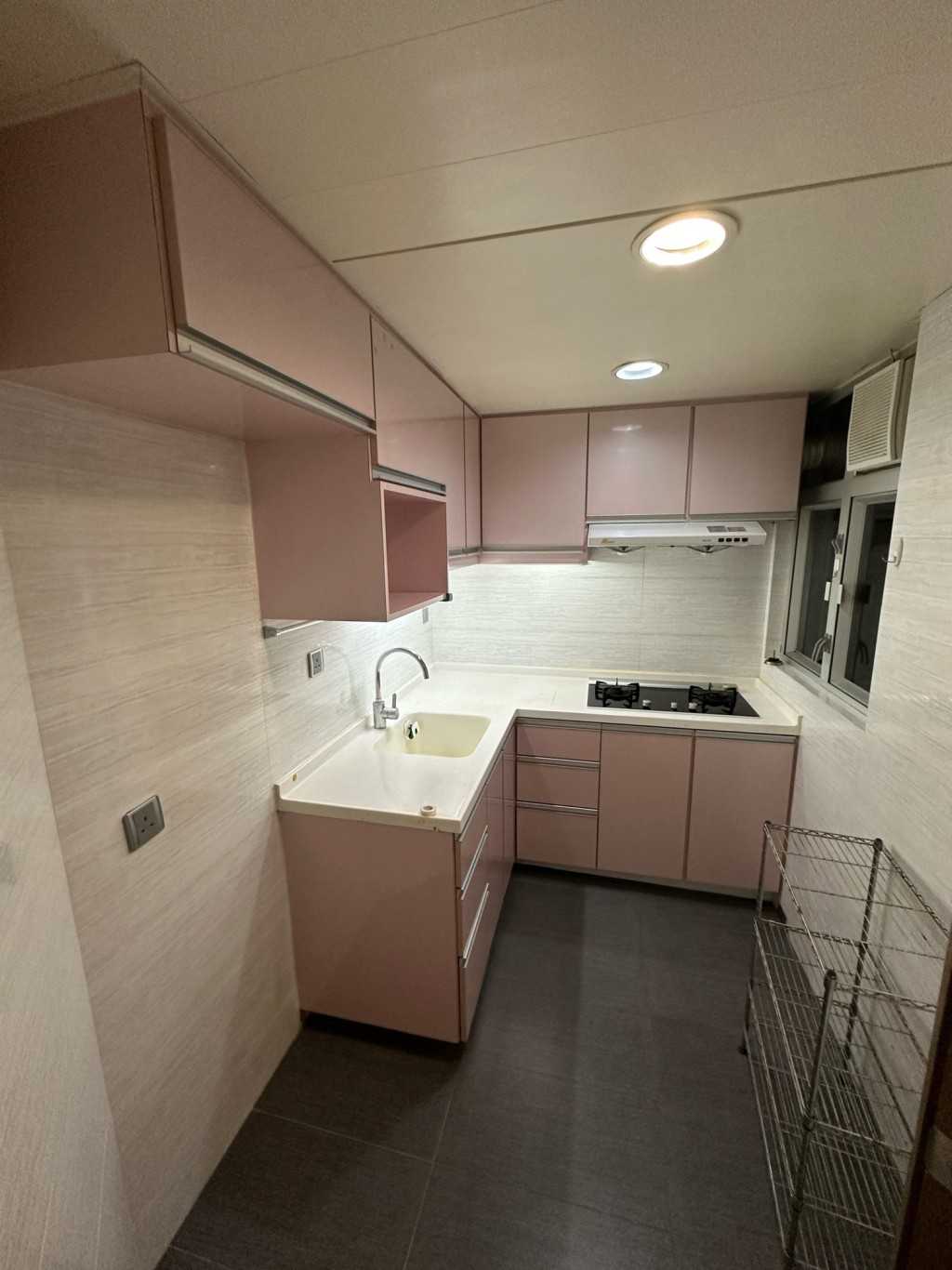 廚房有一列粉色新淨廚櫃，可減省翻新的需要。