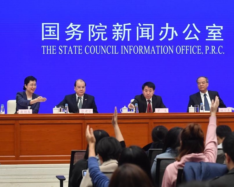 張建宗回應記者提問。