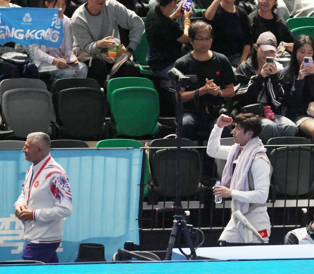 蔡俊彥成功入8強後,不忘跟觀眾席上支持者打招呼。徐嘉華 蔡俊彥成功入8強後,不忘跟觀眾席上支持者打招呼。徐嘉華