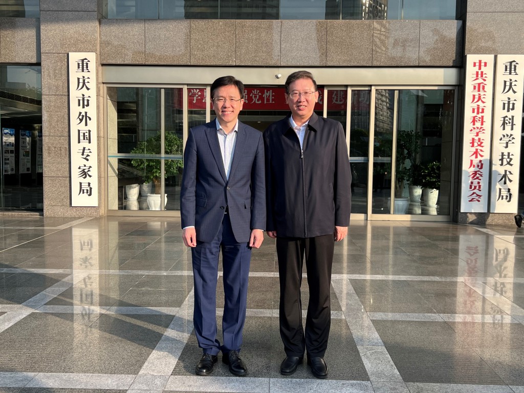 孙东（左）与重庆市科学技术局局长明炬（右）会晤。