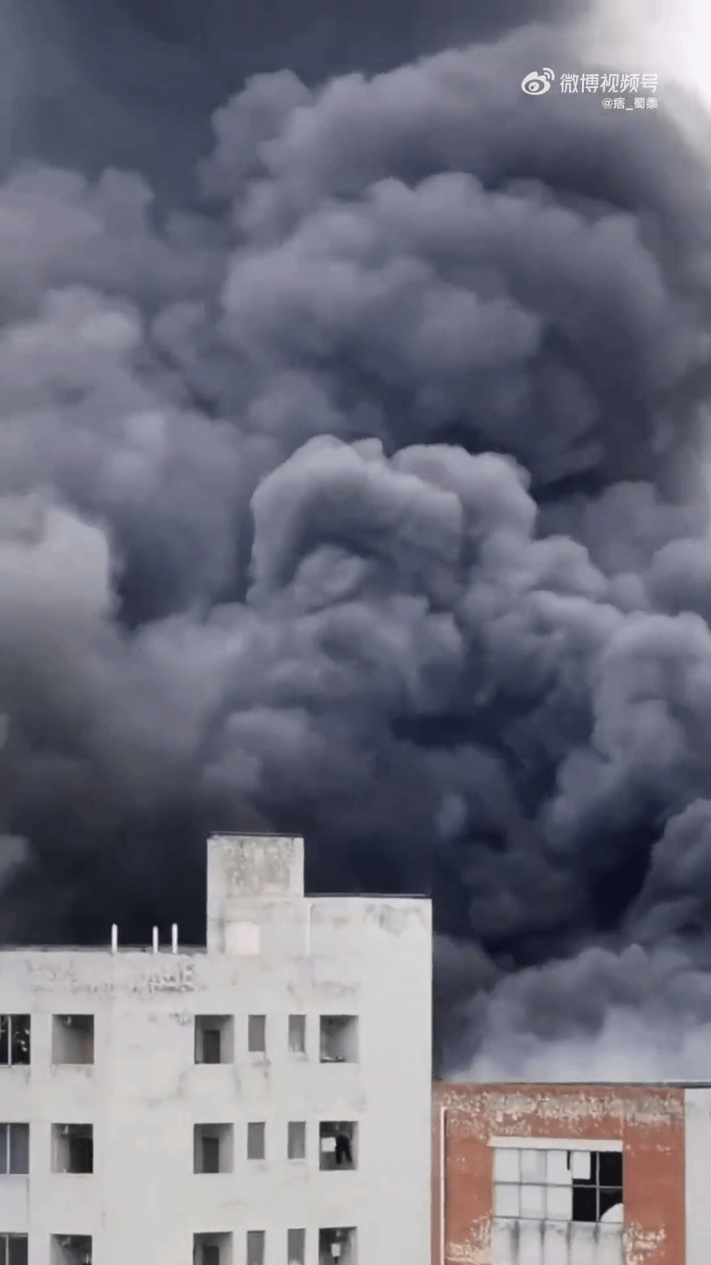 山西永聚煤業發生火災，現場濃煙沖天。