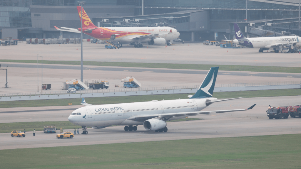 國泰航空一班由香港飛往印尼泗水的航機，在跑道滑行準備起飛時，機輪一度冒出火花，多輛消防車到場戒備。網上圖片