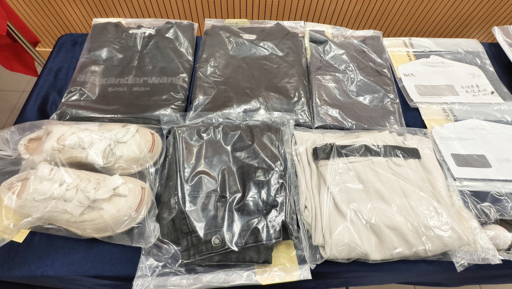 警方展示證物。 警方展示證物。