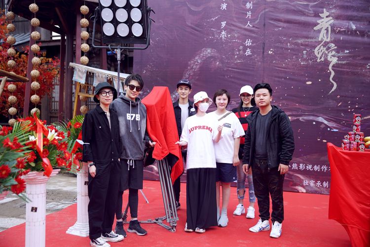 阿嬌現身橫店為網絡大電影《青蛇．塵緣》進行開鏡儀式。