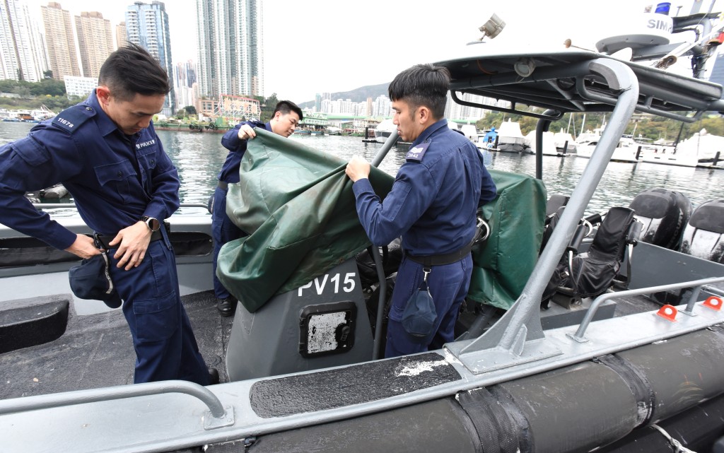 警員林溢枬、警長許夕嵐和警長張添偉(左至右)需駕駛警隊船隻出海執行職務。 黃文威攝