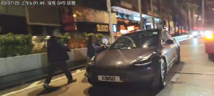 女子慢慢走向Tesla的右邊車門，破壞倒後鏡並嘗試搶車。網上片段截圖