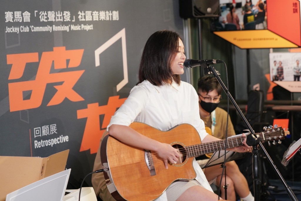 自彈自唱自創歌曲《遊樂》。