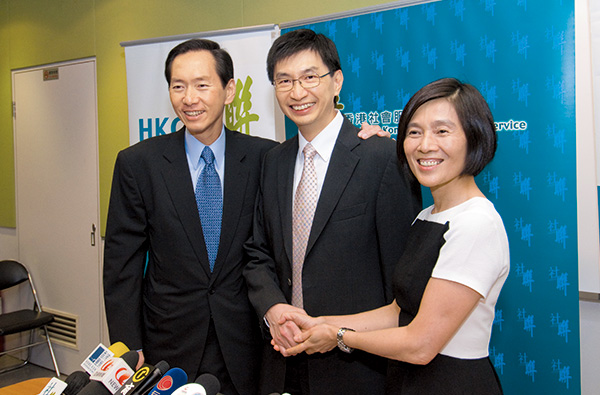 蔡海偉（中）在一三年接替退休的方敏生（右），出任社聯行政總裁。