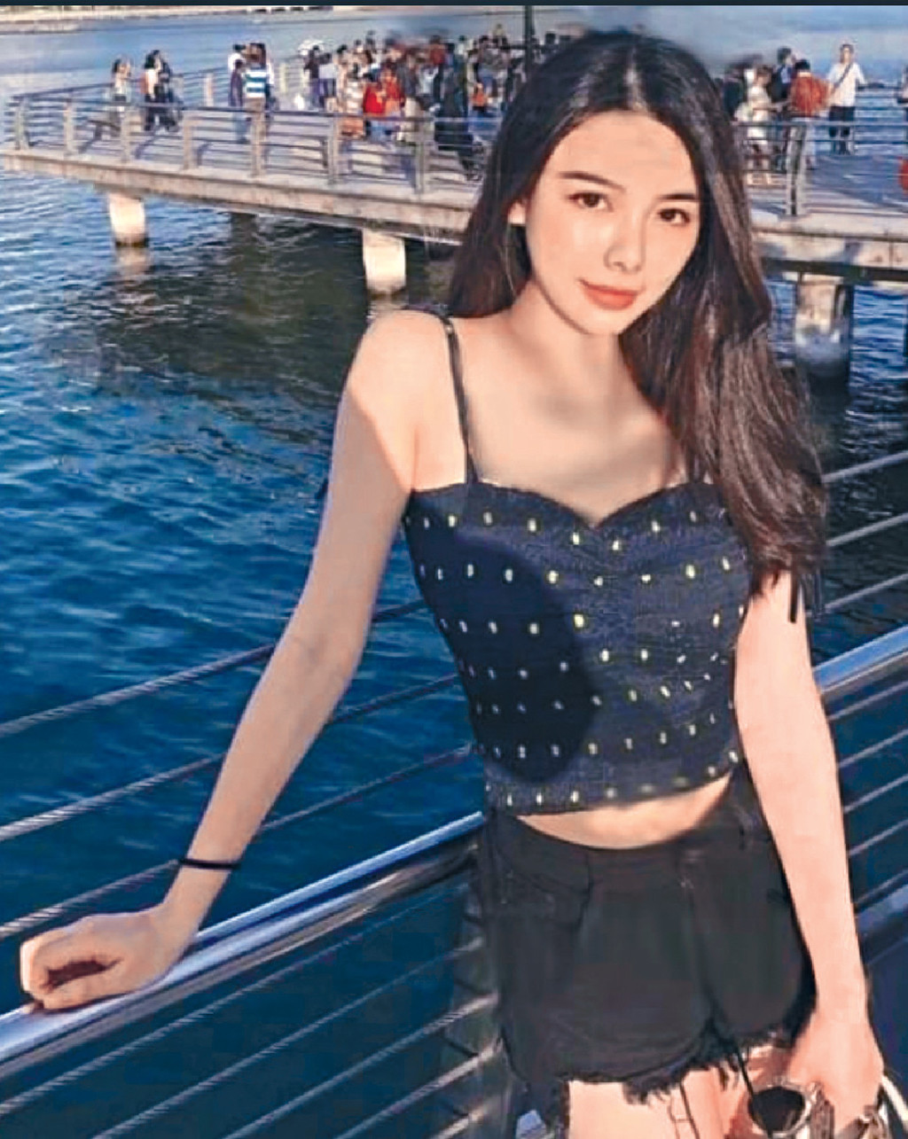 恨入豪門■自幼家住東涌逸東邨的Alice被爆中學已是「拜金女」，積極與富貴朋友打交道。