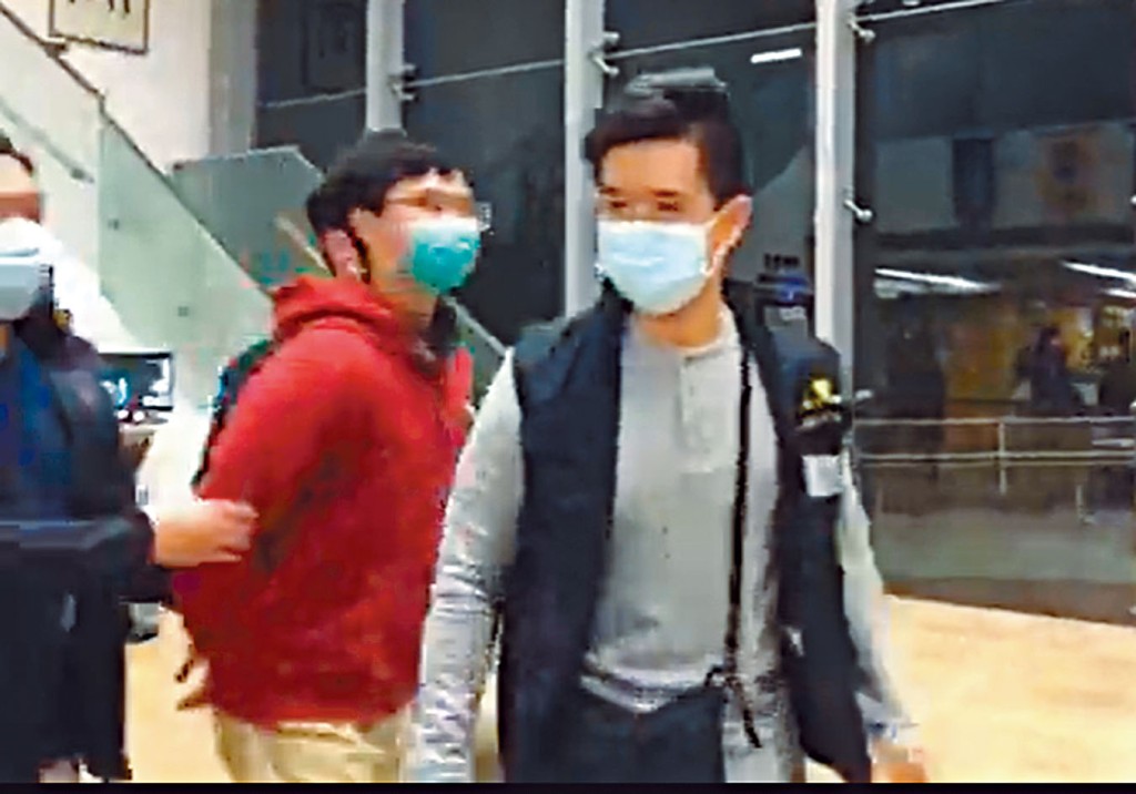 警方將其中一名涉案被捕中大學生，押返中大蒐證。