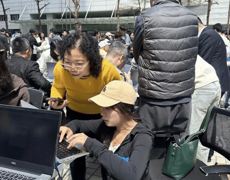 近千名用户在腾讯楼下排长龙等候安装。(X@redheavenpeoplehell)