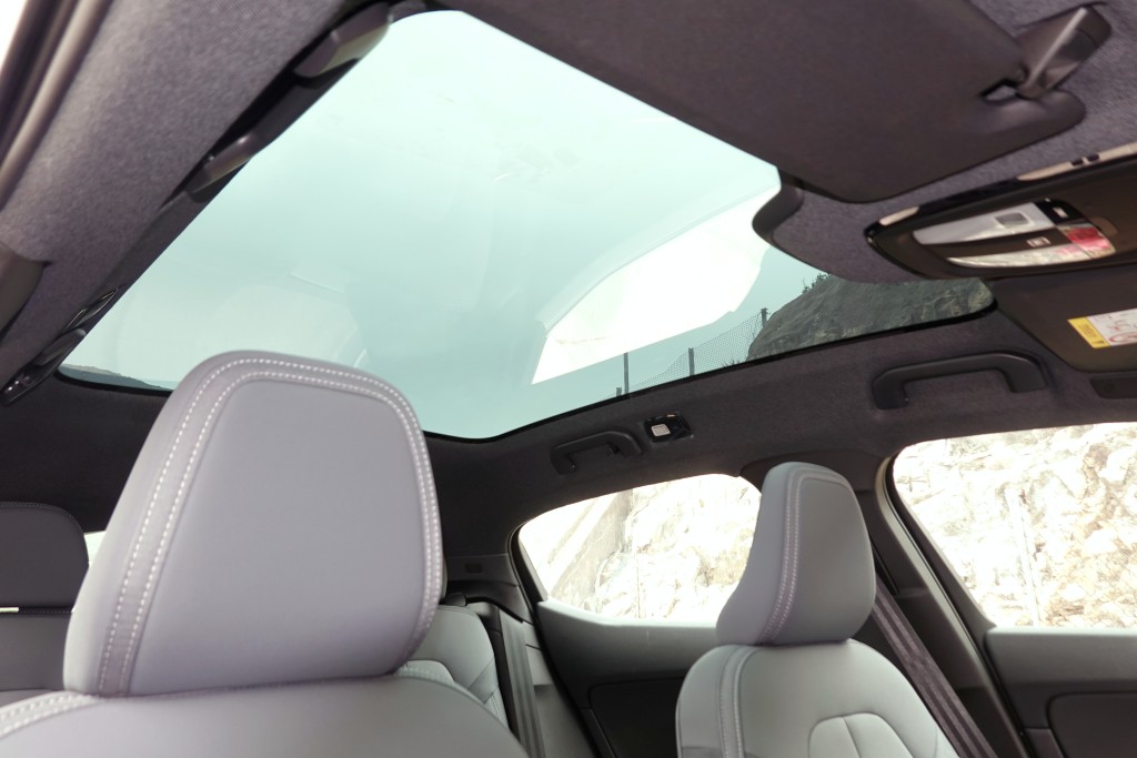 ●標準全景式玻璃車頂帶來開揚感覺。