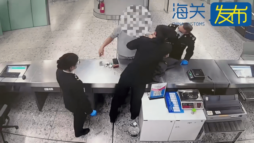 近日，西九龙站海关查获一名进境旅客在内裤夹层内藏匿海洛因，毛重1.7克。