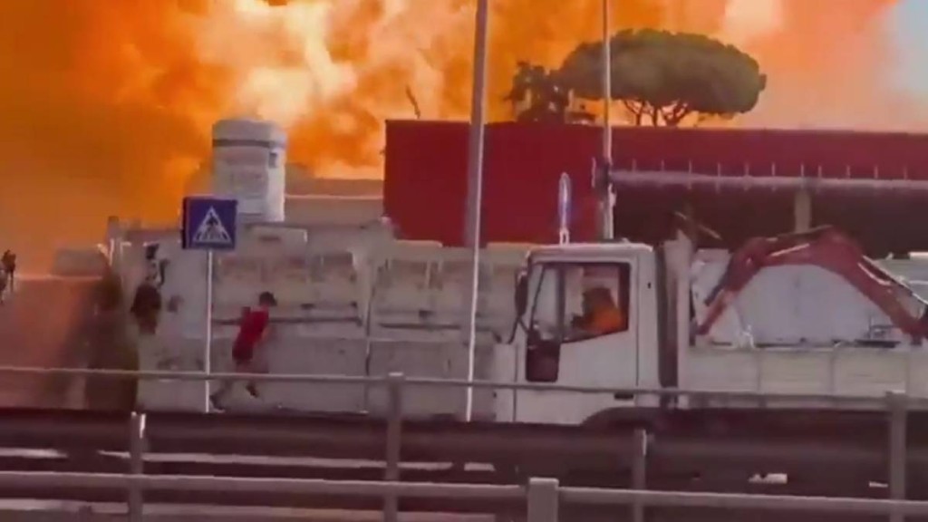 意大利有油站发生爆炸,民众争相逃生。@XNews24_7 意大利有油站发生爆炸,民众争相逃生。@XNews24_7