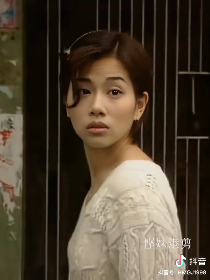 陈松伶在《笑看风云》中饰演外冷内热的林贞烈，和郑伊健虐恋情深，当时还掀起“林贞烈短发”潮。