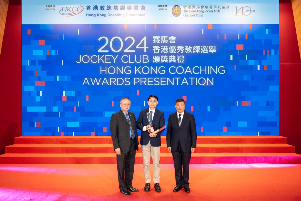 體院副主席周福安先生(左)及中國香港體育協會暨奧林匹克委員會義務秘書長楊祖賜 先生 PDSM(右)頒發優秀服務獎予殘疾人乒乓球(智障人士)教練林智鵬(中)。公關圖片 體院副主席周福安先生(左)及中國香港體育協會暨奧林匹克委員會義務秘書長楊祖賜 先生 PDSM(右)頒發優秀服務獎予殘疾人乒乓球(智障人士)教練林智鵬(中)。公關圖片