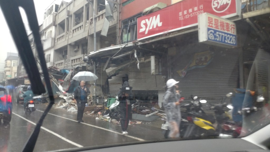 新竹便當店爆炸，威力強大至四周變成廢墟。
