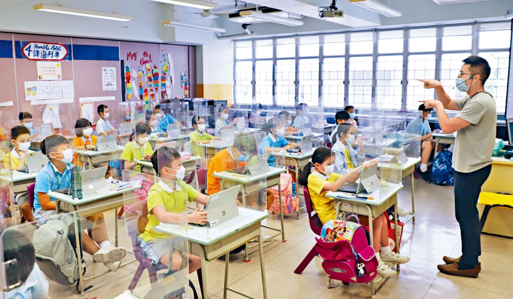 疫情下学校仍须网上授课，教育局建议学校按校情采用混合模式推展教学。　