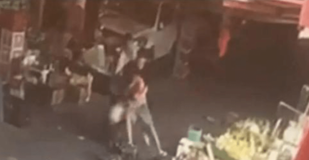 郑州烧烤店老板娘劝客人安静点，竟被殴打。