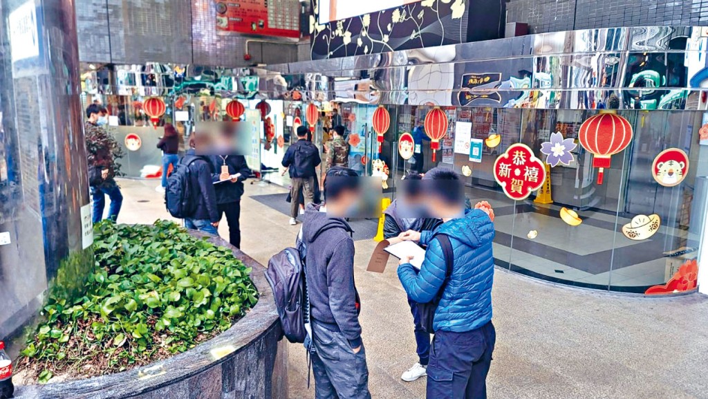 葵涌警區人員票控「除罩」吸煙人士。