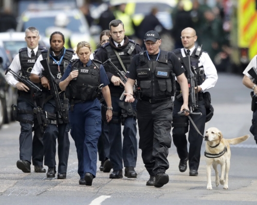 倫敦恐襲發生期間，,一名交通警員僅用警棍企圖攔截3名恐怖分子，結果身受重傷。美聯社