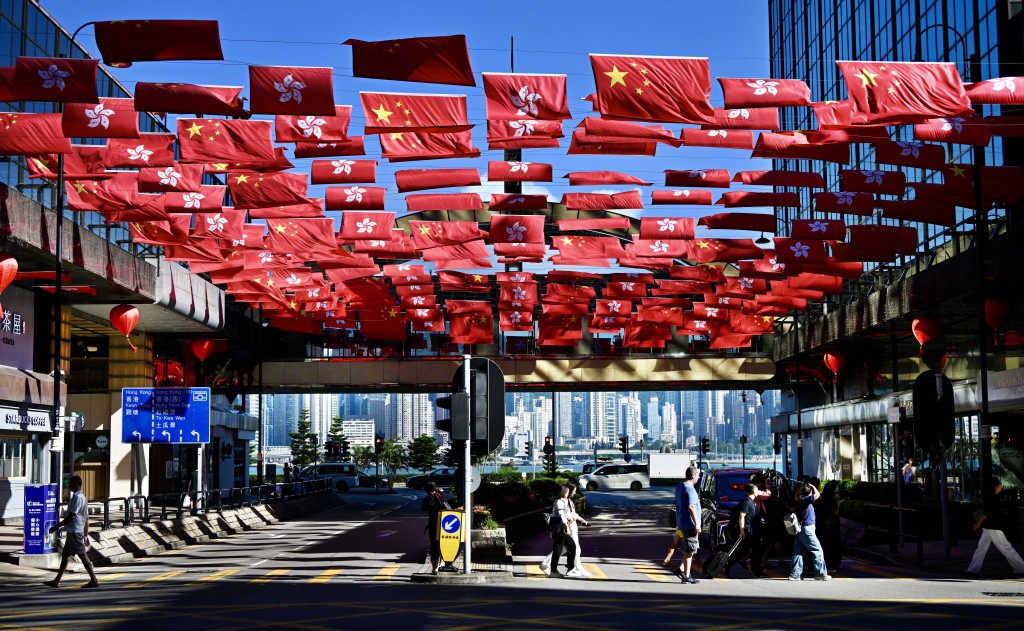 十一國慶︱市面掛滿「祖國紅」宣傳品。