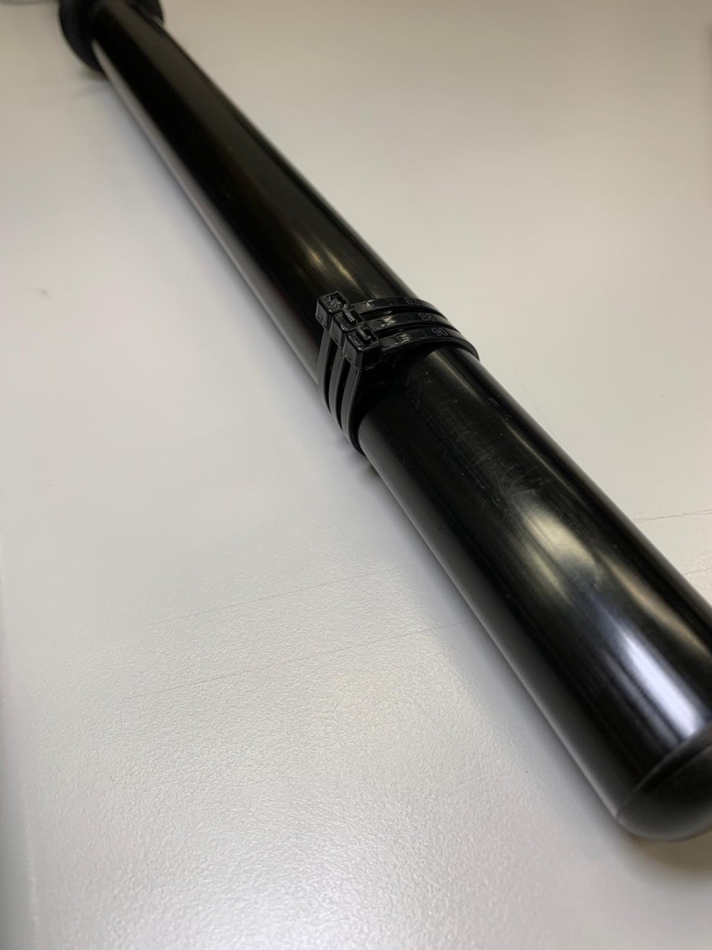 警方表示,由於人員在使用警棍時繩子鬆脫,令膠索帶由警棍尾部滑到警棍前方。 警方提供