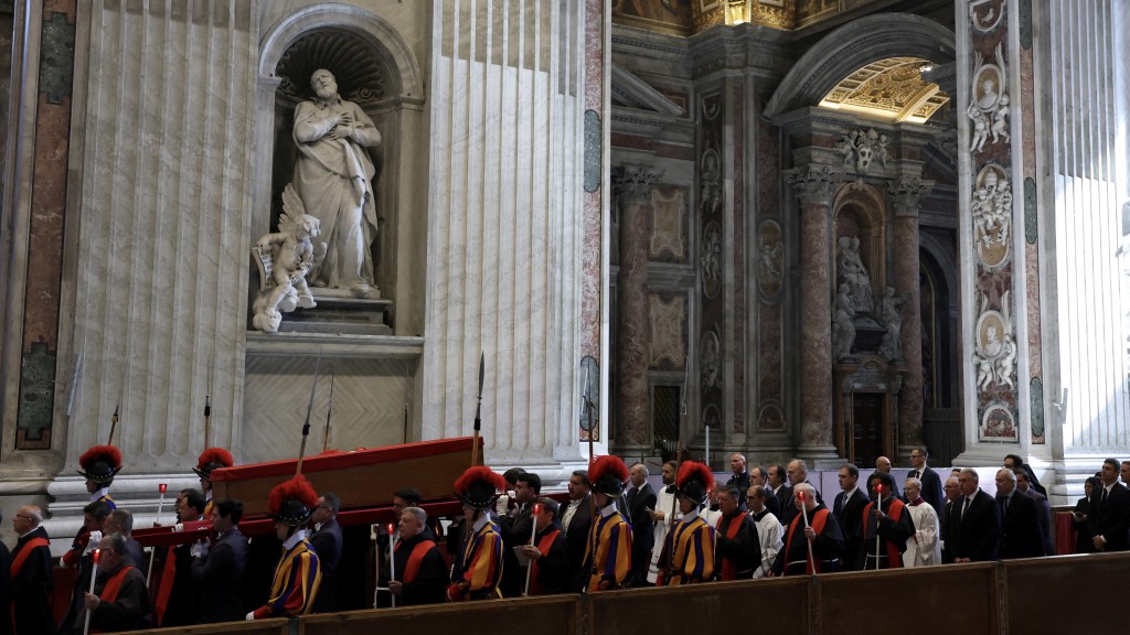 教宗方济各灵柩已移往圣伯多禄大殿。 路透社 教宗方济各灵柩已移往圣伯多禄大殿。 路透社