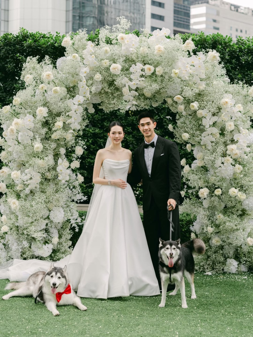 兩人的愛犬充當花仔、花女參與這場婚禮。 兩人的愛犬充當花仔、花女參與這場婚禮。