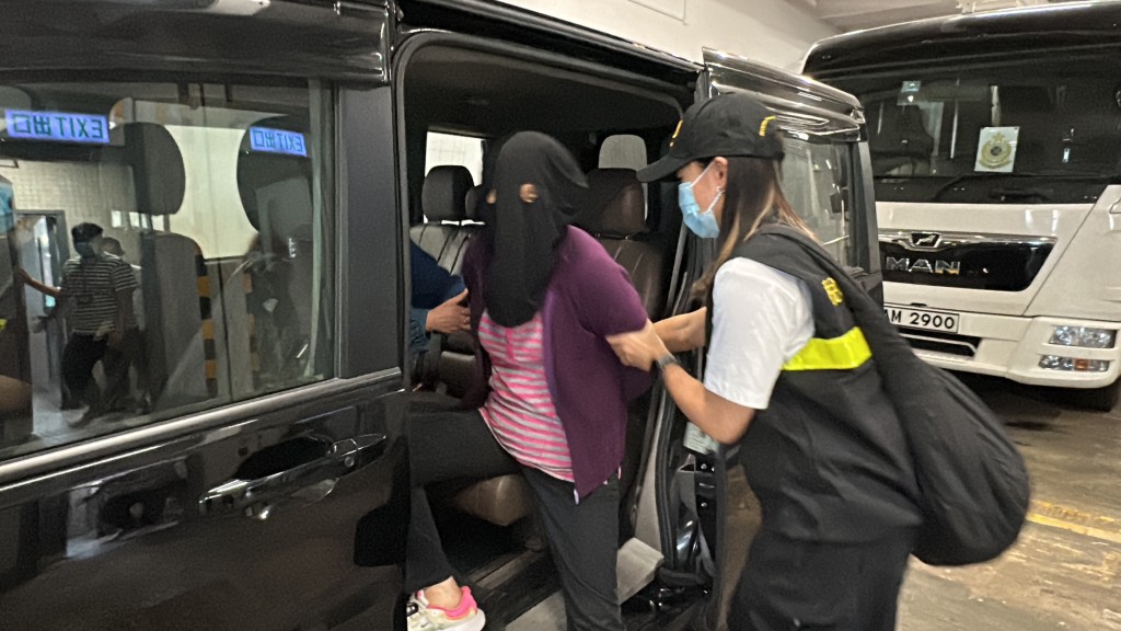 海关拘捕一名涉嫌贩卖私烟的67岁中国籍女子。刘汉权摄