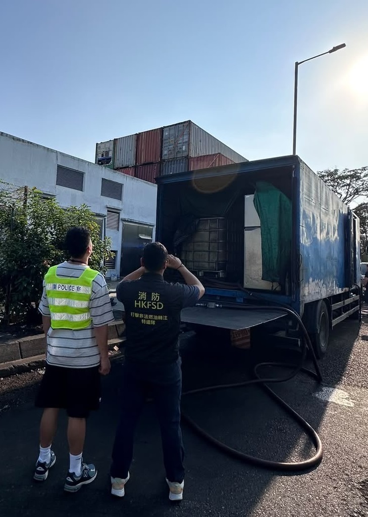 行动中消防处发现大批入油工具，并截查三名男子，怀疑与案件有关。