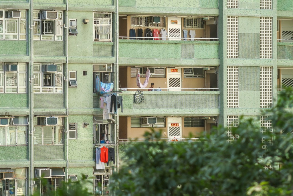 截至2025年9月底，約有111,600宗一般公屋申請，以及約85,700宗配額及計分制下的非長者一人申請。資料圖片