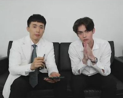 Bright雙手合十,用中文向中國網友道歉。 網圖