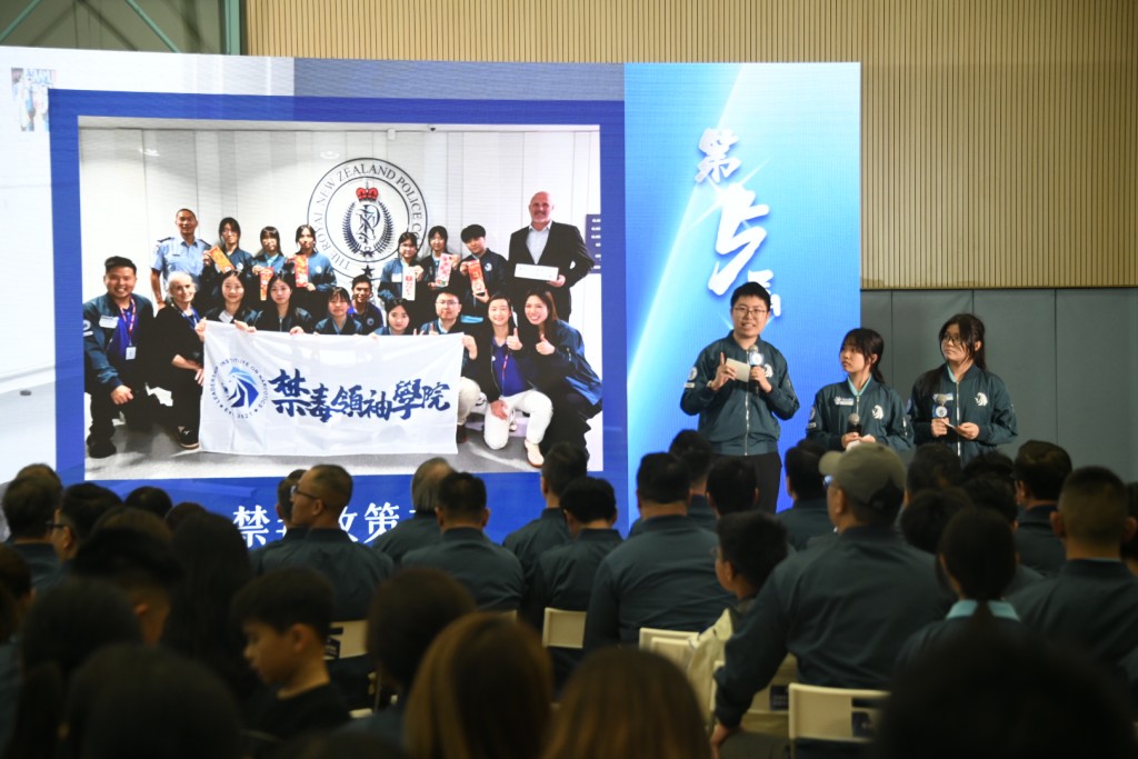 第四屆畢業學員在典禮上分享到新西蘭交流的見聞。楊偉亨攝