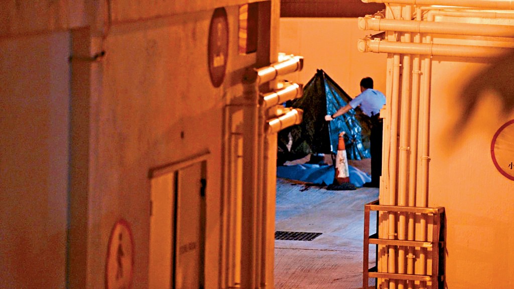 警員以綠色帳篷遮蓋屍體。