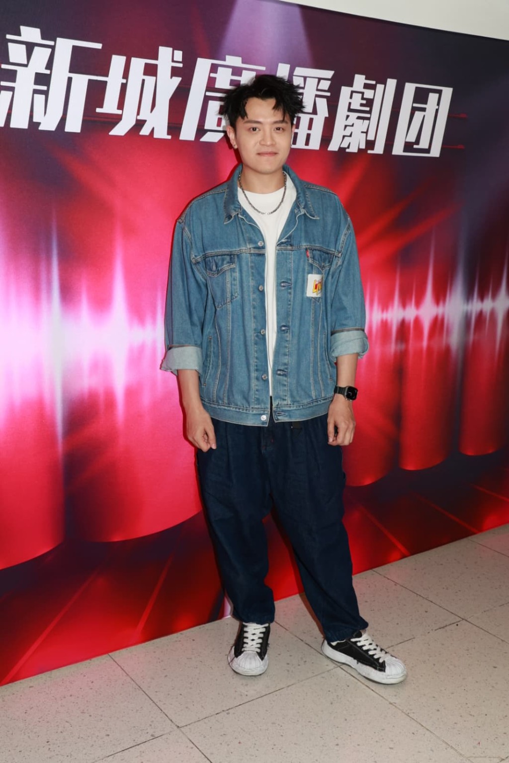 安俊豪接受與AI談戀愛,平時十分依賴AI的建議。 安俊豪接受與AI談戀愛,平時十分依賴AI的建議。