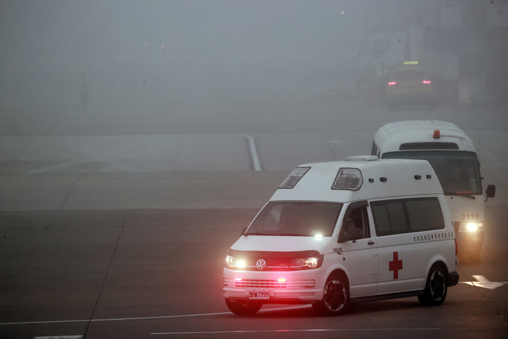 救護車駛抵停機坪將肖里送上醫療專機。中時