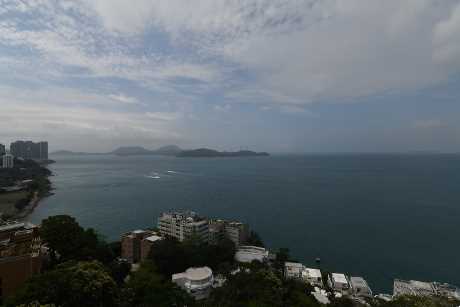 廳堂外連露台,可俯瞰前排趙苑洋房及西博寮海峽。