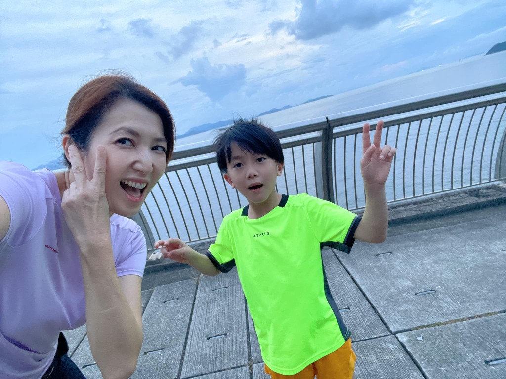 嫁来香港多年的台湾女星廖家仪今早（8日）于facebook分享儿子受极端天气影响停课。