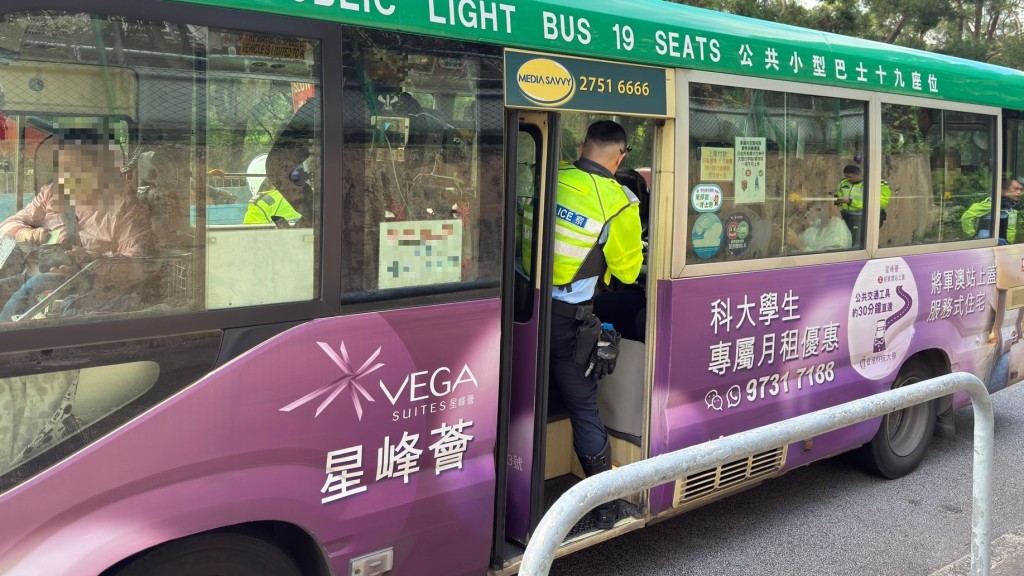 警員喬裝為乘客登上公共小巴，人員發現31名乘客沒有穩妥繫上安全帶。
