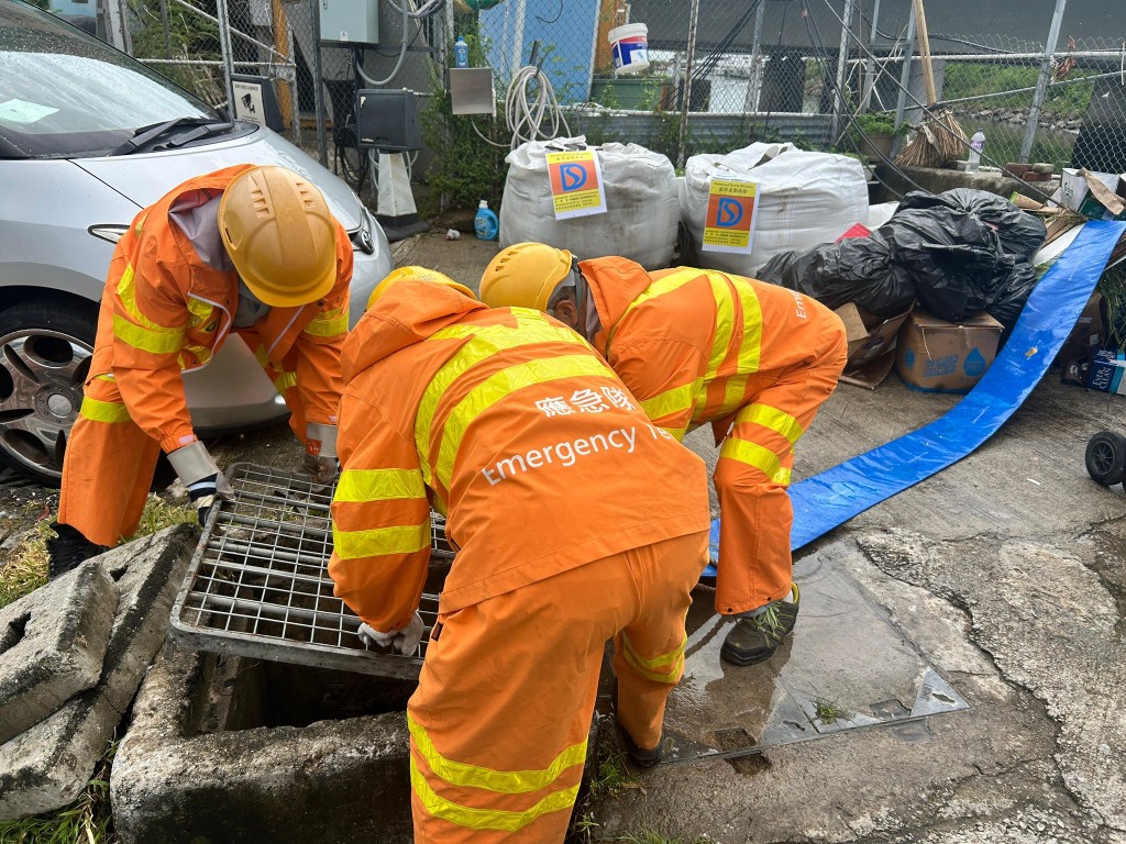 渠務署昨日起重覆巡查及清理全港約240個因淤塞而容易水浸地點。FB「下水水」圖片 渠務署昨日起重覆巡查及清理全港約240個因淤塞而容易水浸地點。FB「下水水」圖片