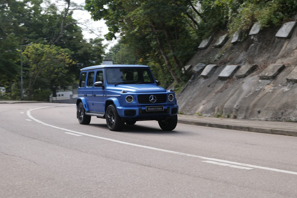 平治Mercedes-Benz G580e电动版提供G-Roar驾驶音效，让驾乘者既可以重拾旧有G-Class的V8引擎咆哮声响，感觉不会太过夸张或虚拟，效果颇美满。