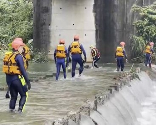 救援人員連日搜索在虎豹潭山洪事故中失蹤的學童。網圖