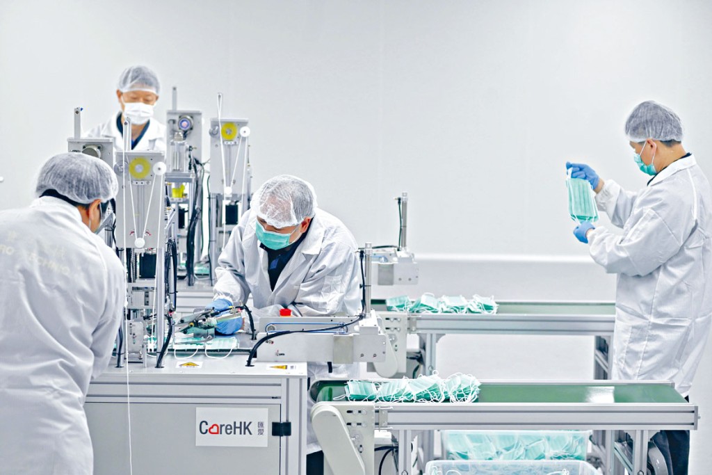 疫情籠罩本港，工商界帶頭生產口罩，造福社會。