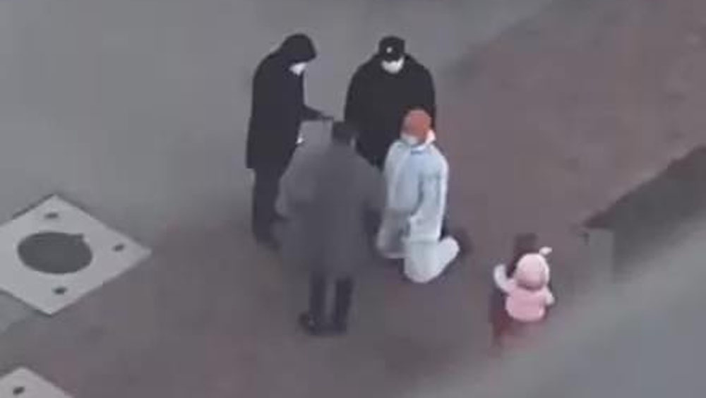 網傳天津老婦不滿被指打尖要義工下跪道歉,雙方當事人澄清事件。