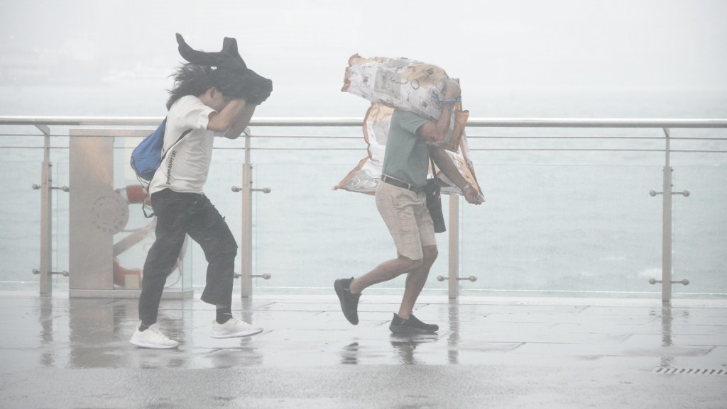 天文台｜驟雨雷暴正影響本港 初時部分地區雨勢可能較大