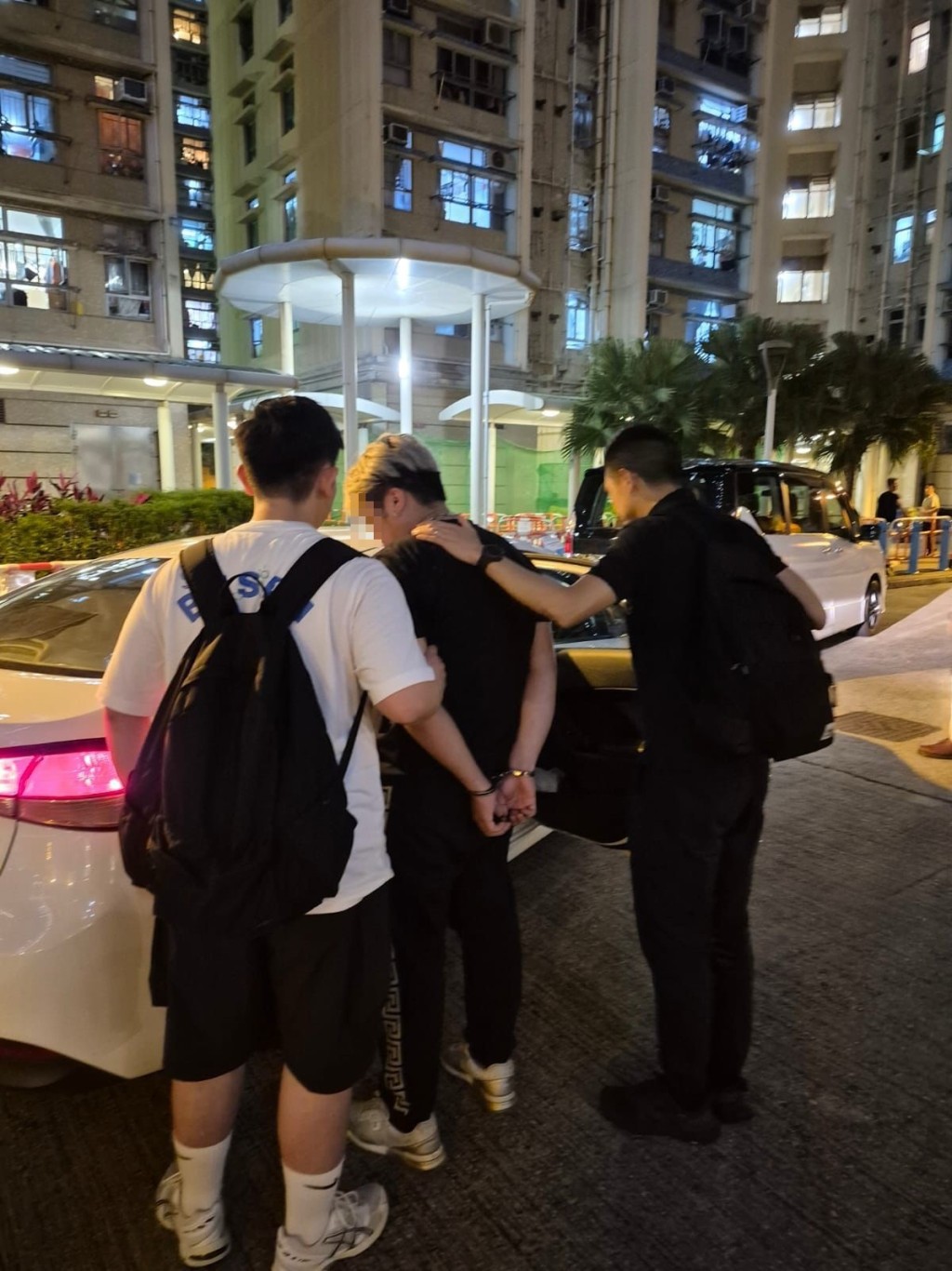 警方在觀塘油麗邨拘捕該名23歲本地男子，涉嫌「刑事毁壞」。警方提供