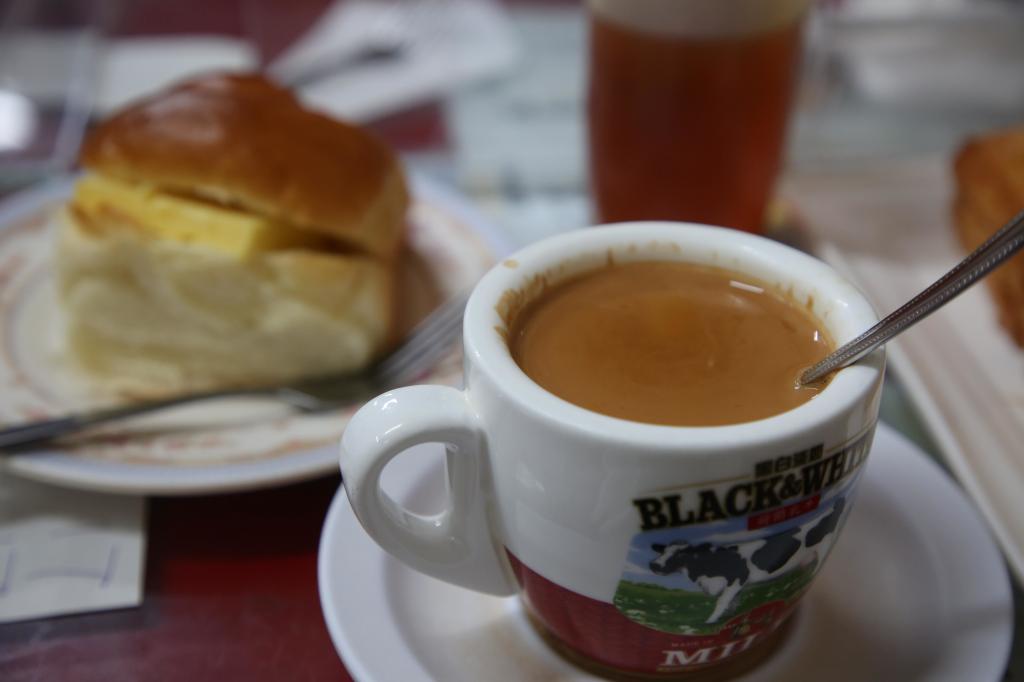 冰室供应地道美食，菠萝油、奶茶是不少客人的首选。