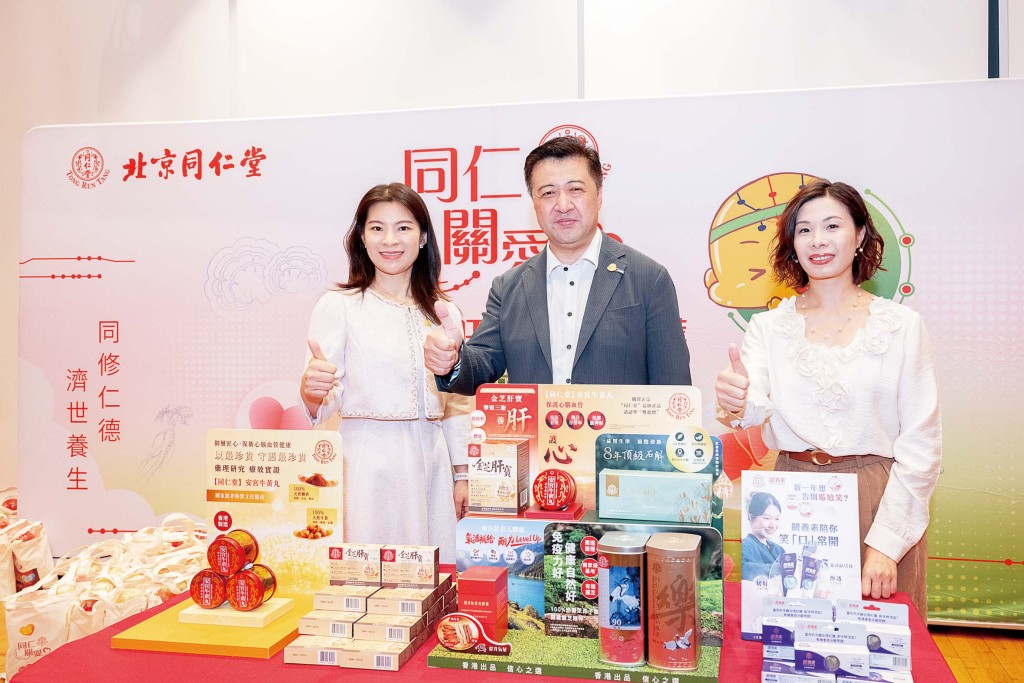 同仁堂將繼續擴充學生大使計劃，引入更多科技教學模組；加強社區與青年力量連結，打造以家庭為單元的健康服務矩陣。 北京同仁堂國藥有限公司總法律顧問 曲少臣 (左)、北京同仁堂國藥有限公司董事會主席及執行董事 嚴晗 (中)，北京同仁堂國藥有限公司財務總監 曾鳳儀 (右)